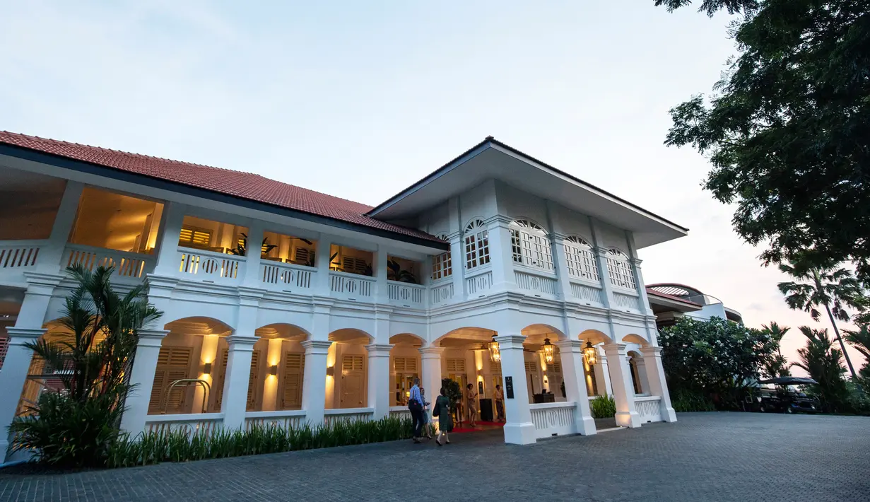 Pintu masuk yang bersinar terlihat di luar Hotel Capella, Pulau Sentosa di Singapura, Selasa (5/6). Menurut juru bicara Gedung Putih, Donald Trump dengan Kim Jong-un akan bertemu untuk pertama kali di hotel itu pada 12 Juni mendatang. (AP/Yong Teck Lim)