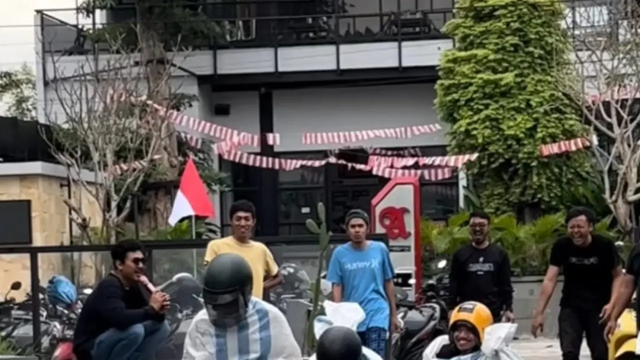 Lomba Kemerdekaan Balap Karung Menggunakan Helm