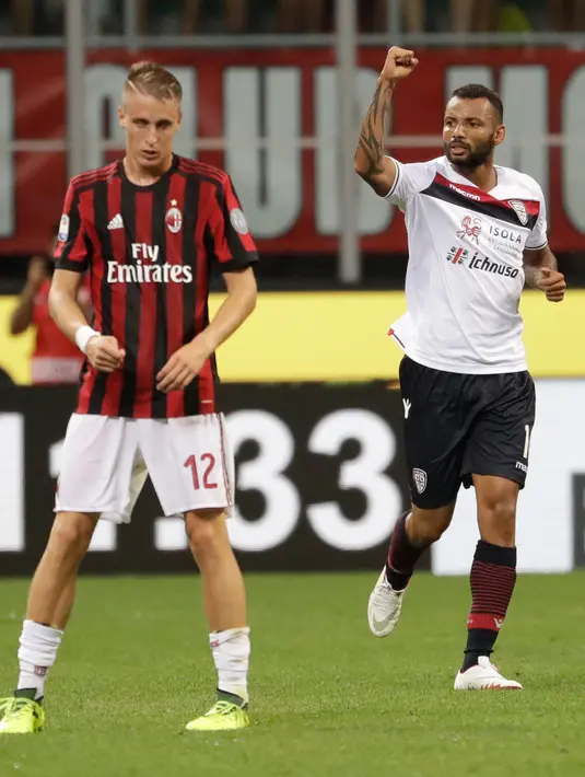 Pemain Cagliari, Joao Pedro (kanan) melakukan selebrasi usai mencetak gol ke gawang AC Milan pada lanjutan liga Serie A Italia di stadion San Siro di Milan, (27/8). AC Milan menang atas Cagliari dengan skor 2-1. (AP Photo / Luca Bruno )