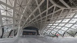 Foto yang diabadikan pada 25 Agustus 2020 ini menunjukkan proyek pembangunan tahap dua gedung Hainan International Convention and Exhibition Center di Haikou, Provinsi Hainan, China selatan. Pekerjaan utama proyek tersebut telah rampung belum lama ini. (Xinhua/Pu Xiaoxu)