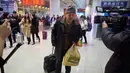 Wen Wanchang menangis saat tiba di stasiun kereta api di Beijing, China (18/1). Kelompok pendukung keluarga MH370, mengatakan pencarian harus terus dilakukan dan diperluas ke arah utara dari tempat pencarian saat ini. (AP Photo/Ng Han Guan)
