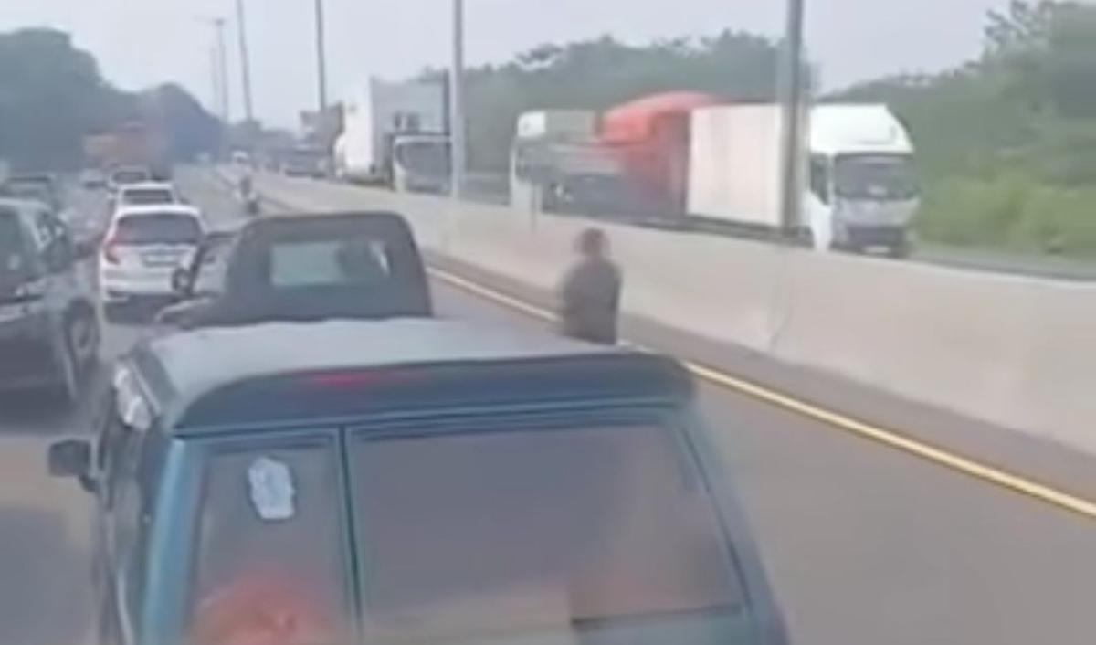 "Itu di Km 747.800. Itu beliaunya lagi pengawalan dari arah Malang ke Surabaya. Sampai di Km itu menabrak mobil di depan-nya sehingga terjadi kecelakaan," ujarnya, Kamis (13/6).<br>