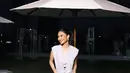 Azizah Salsha kenakan all lilac sebagai outfit ngantor yang manis. Ia padukan croptop dengan vest bertali dan celana panjang [@azizahsalsha_]