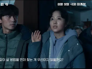 Potingan adegan Park Seo Joon dan Park Bo Young dalam film Concrete Utopia. (Foto: YouTube/ 롯데엔터테인먼트 via Soompi)