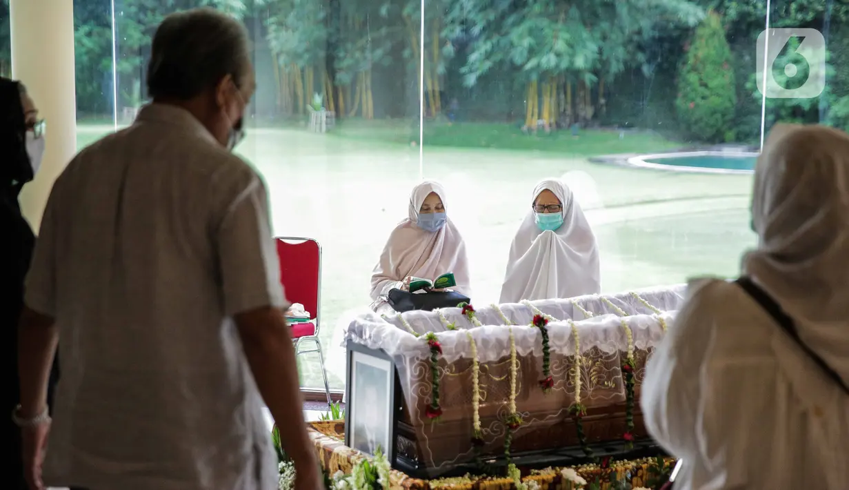 Suasana rumah duka almarhum Ketua Umum Pengurus Besar Persatuan Atletik Seluruh Indonesia (PB PASI) Bob Hasan di Jakarta, Selasa (31/3/2020). Bob Hasan meninggal dunia di RSPAD Gatot Subroto Jakarta setelah sempat dirawat intensif selama tiga bulan. (Liputan6.com/Faizal Fanani)