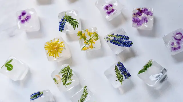 Cara Meredakan Kemerahan pada Jerawat dengan Es Batu