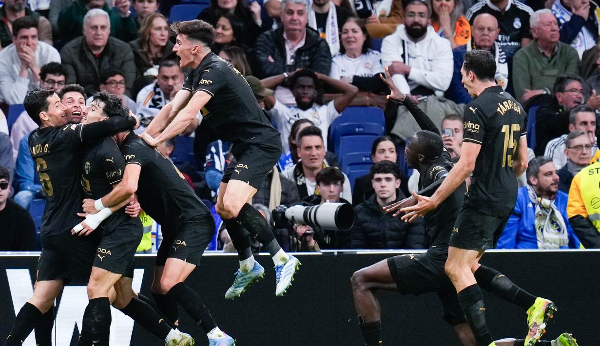 Pemain Valencia merayakan gol yang dicetak oleh Hugo Duro ke gawang Real Madrid pada laga pekan ke-30 La Liga di Stadion Santiago Bernabeu, Sabtu (5/4/2025). (AP Photo/Manu Fernandez)