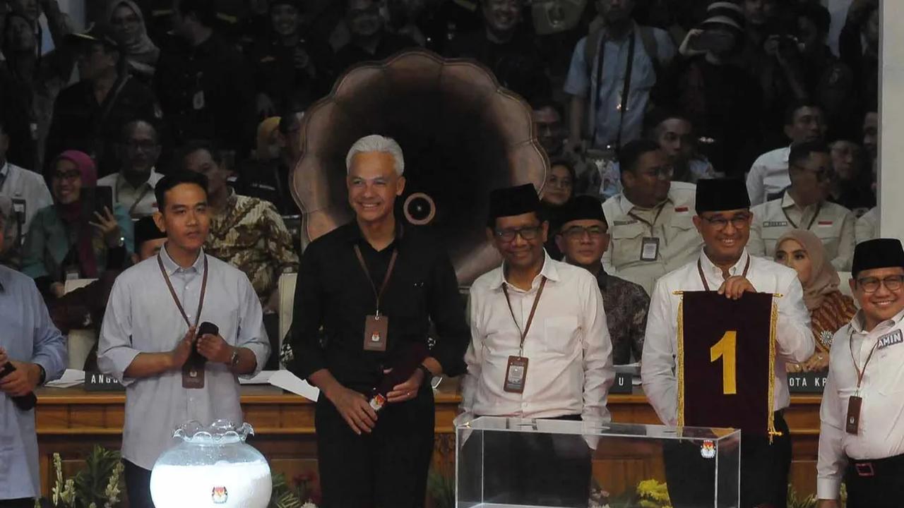 Dalam survei tersebut, pasangan Ganjar-Mahfud melakukan kesalahan fatal, blunder karena salah memilih strategi karena menyerang Jokowi.