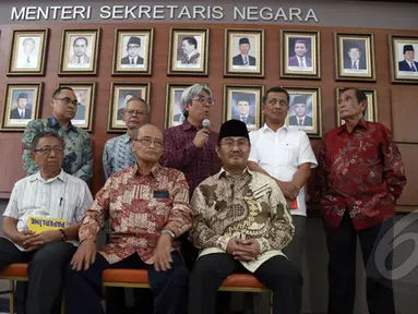 Tim 9 memberikan keterangan pers terkait rekomendasi kisruh KPK vs Polri, Jakarta, Rabu (28/1/2015). (Liputan6.com/Faizal Fanani)