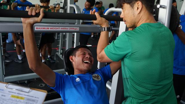 Evan Dimas sedang angkat beban dalam latihan gym Timnas Indonesia.
