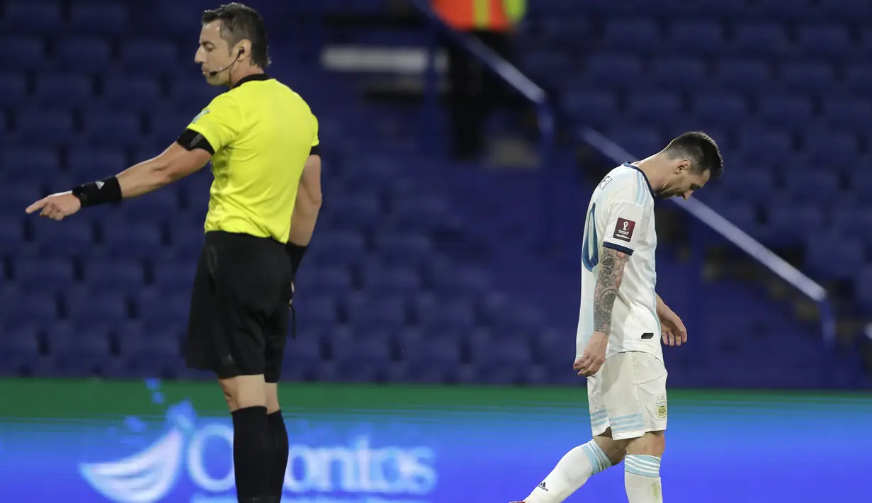 Penyerang Argentina, Lionel Messi, tampak kecewa usai golnya dianulir saat menghadapi Paraguay pada laga kualifikasi Piala Dunia 2022 zona CONMEBOl di Stadion La Bombanera, Jumat (13/11/2020) pagi WIB. Argentina imbang 1-1 oleh Paraguay. (Juan Roncoroni, Pool via AP)