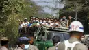 Para narapidana berada di atas truk saat pemberian amnesti yang menandai peringatan 74 tahun Hari Persatuan Myanmar di penjara Insein di Yangon, Myanmar(12/2/2021). Pemberian amnesti tersebut dilakukan saat Myanmar ramai mengenai penangkapan pemimpin sipil Myanmar, Aung San Suu Kyi. (AP Photo)