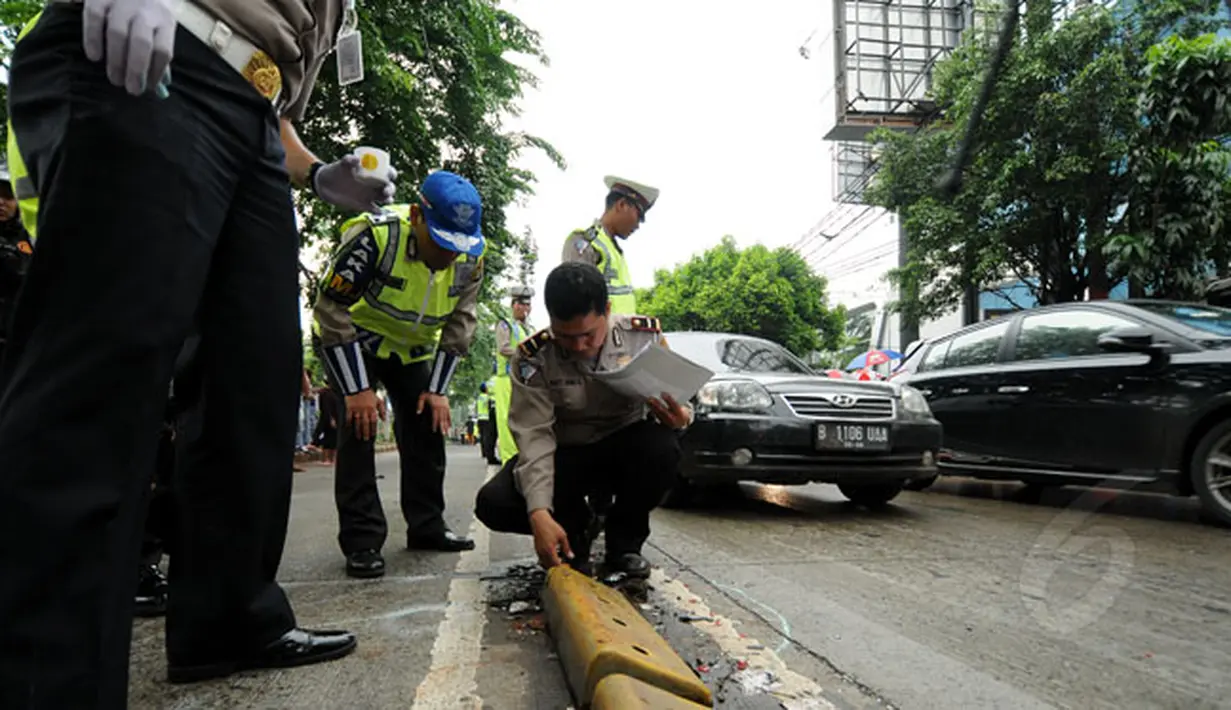 Beberapa anggota polisi melakukan rekonstruksi kejadian di lokasi kedua terjadinya kecelakaan maut di ruas Jalan Sultan Iskandar Muda, Pondok Indah, Jakarta, Kamis (22/1/2015). (Liputan6.com/Helmi Fithriansyah)