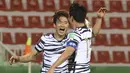 Bek Korea Selatan Kim Jin-su (tengah) berselebrasi setelah mencetak gol ke gawang Suriah pada lanjutan kualifikasi Piala Dunia 2022 zona AFC di Stadion Al-Rashid, di Dubai, Selasa (1/2/2022). Korea Selatan menang atas Suriah 2-0. (AFP/Karim Sahib)