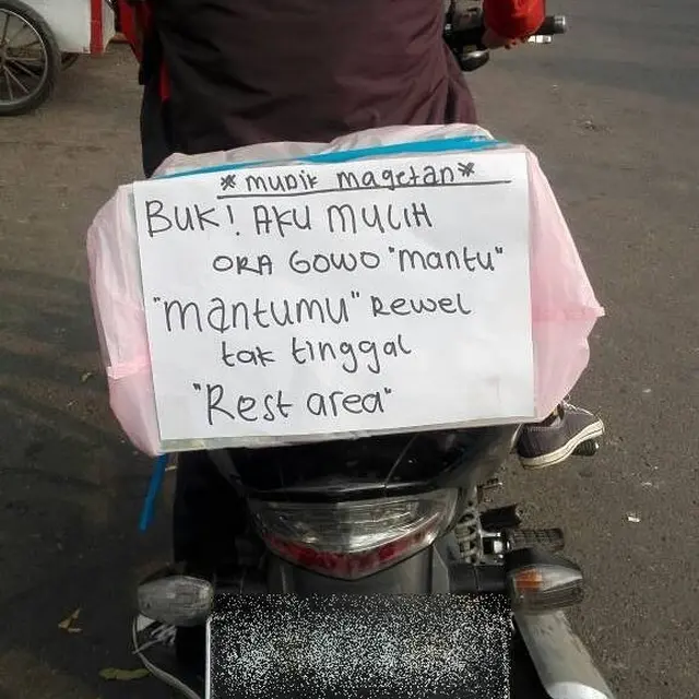 6 Foto Lawas Tulisan Tidak Bawa Menantu saat Mudik Ini Bikin Nostalgia