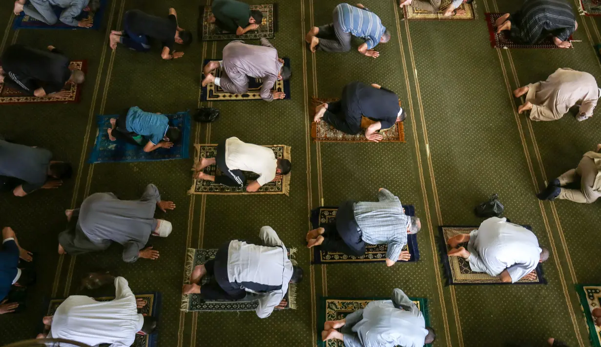 Orang-orang Palestina menjaga jarak ketika mereka ikut serta dalam salat zuhur di masjid Al-Abrar di Rafah, selatan Jalur Gaza, Rabu (3/6/2020). Masjid-masjid kembali dibuka bagi jemaah menyusul pelonggaran pembatasan Covid-19 di Jalur Gaza. (Photo by SAID KHATIB / AFP)