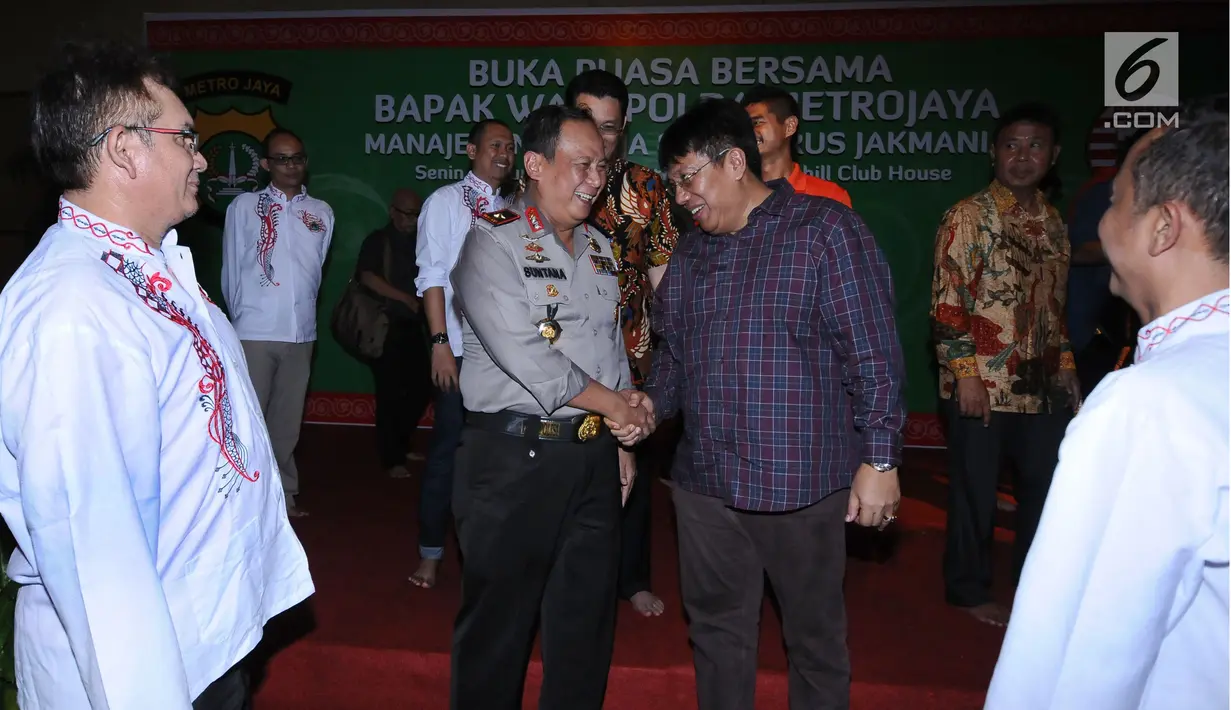 Wakapolda Metro Jaya, Brigjen Pol Suntana bersama Direktur Persija Gede Widiade usai pertemuan bersama manajemen dan pemain serta perwakilan suporter di Jakarta, Senin (19/6). Pertemuan mengedukasi para suporter Persija, (Liputan6.com/Helmi Fithriansyah)