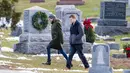 Sesudah bertengkar, Julia Roberts dan aktor berusia 20 tahun itu terlihat meninggalkan area pemakaman. (GC Images/Aceshowbiz)