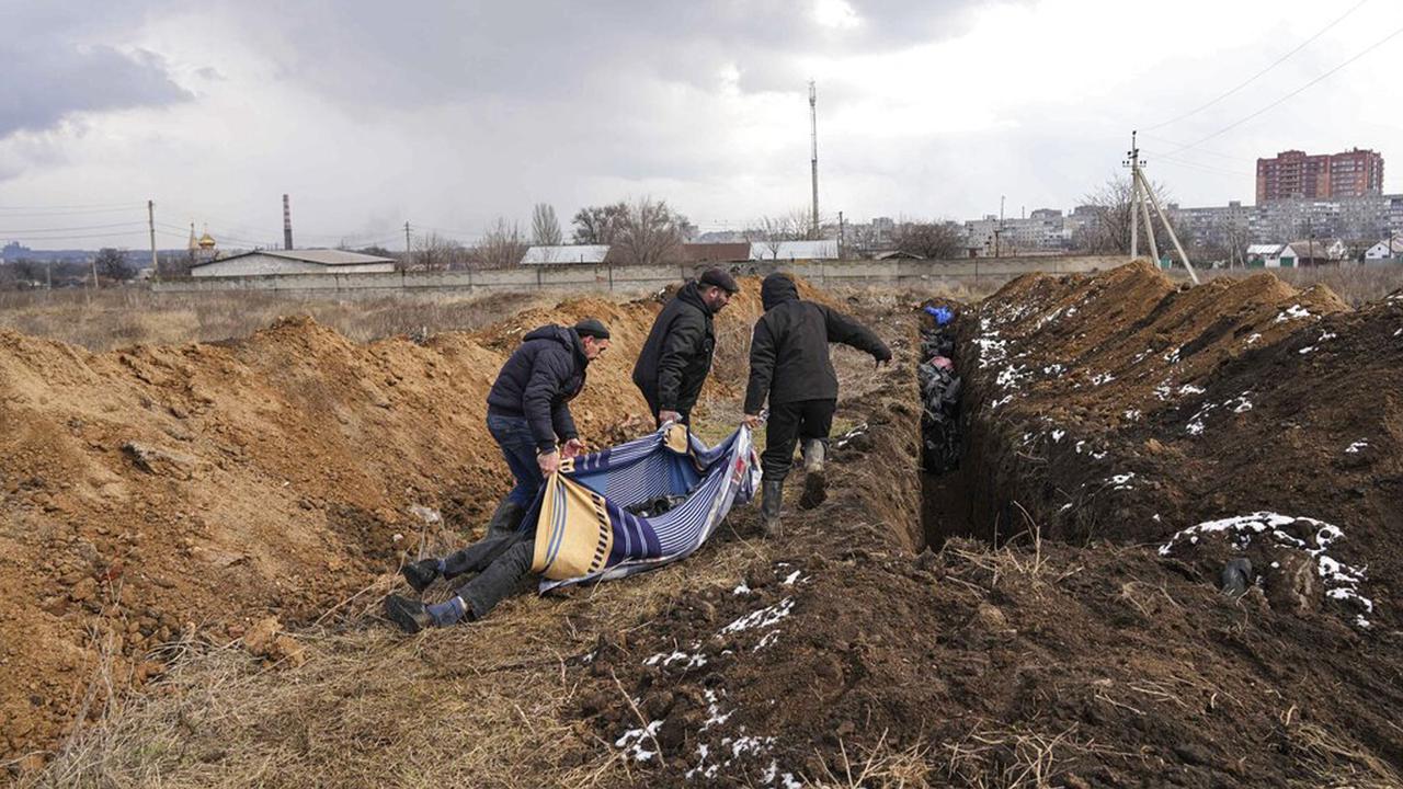 FOTO: Pemakaman Massal di Tengah Serangan Pasukan Rusia