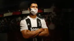 Sebuah masker dikenakan pada patung lilin bintang sepak bola Portugal, Cristiano Ronaldo di Madame Tussauds di Istanbul, Sabtu (11/7/2020). Dibuka kembali, sejumlah sosok tokoh terkenal di museum itu dipakaikan masker untuk meningkatkan kesadaran terhadap penyebaran Covid-19. (AP Photo/Emrah Gurel)