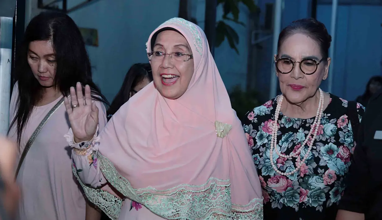 "Nanti aja, nanti juga pada tahu lah (soal rencana pernikahan)," singkat Nani Wijaya menghindari awak media. (Deki Prayoga/Bintang.com)