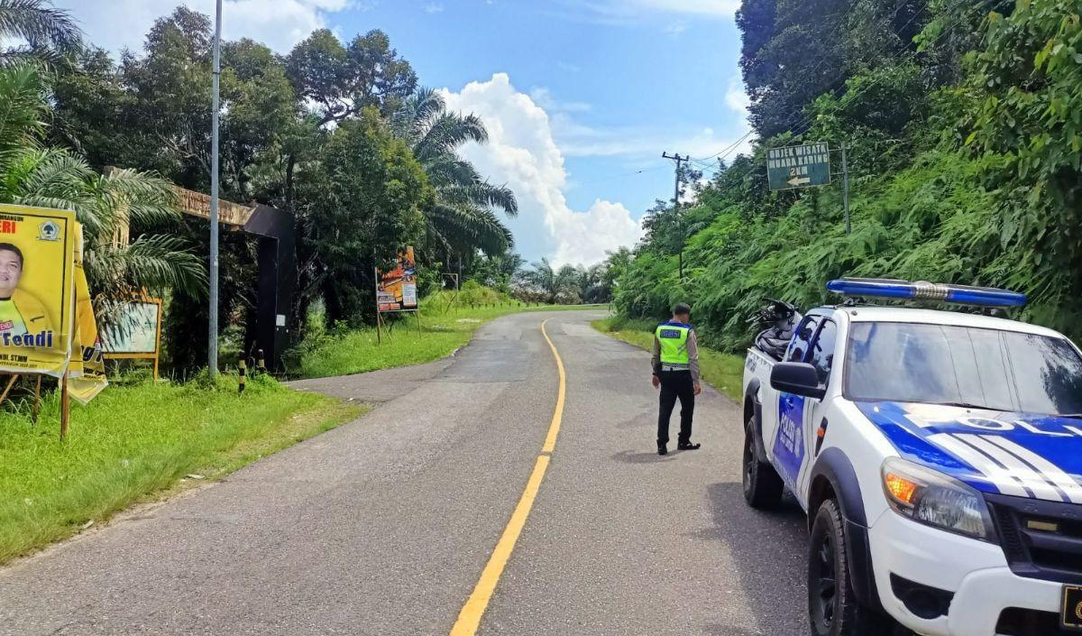 Kecelakaan itu berawal saat pemotor yang datang dari arah Merangin mencoba mendahului truk yang berada di depannya.&nbsp;<br>