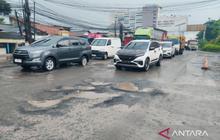 Warga Bekasi Mendesak Perbaikan Jalan KH Ma'mun Nawawi yang Rusak Parah