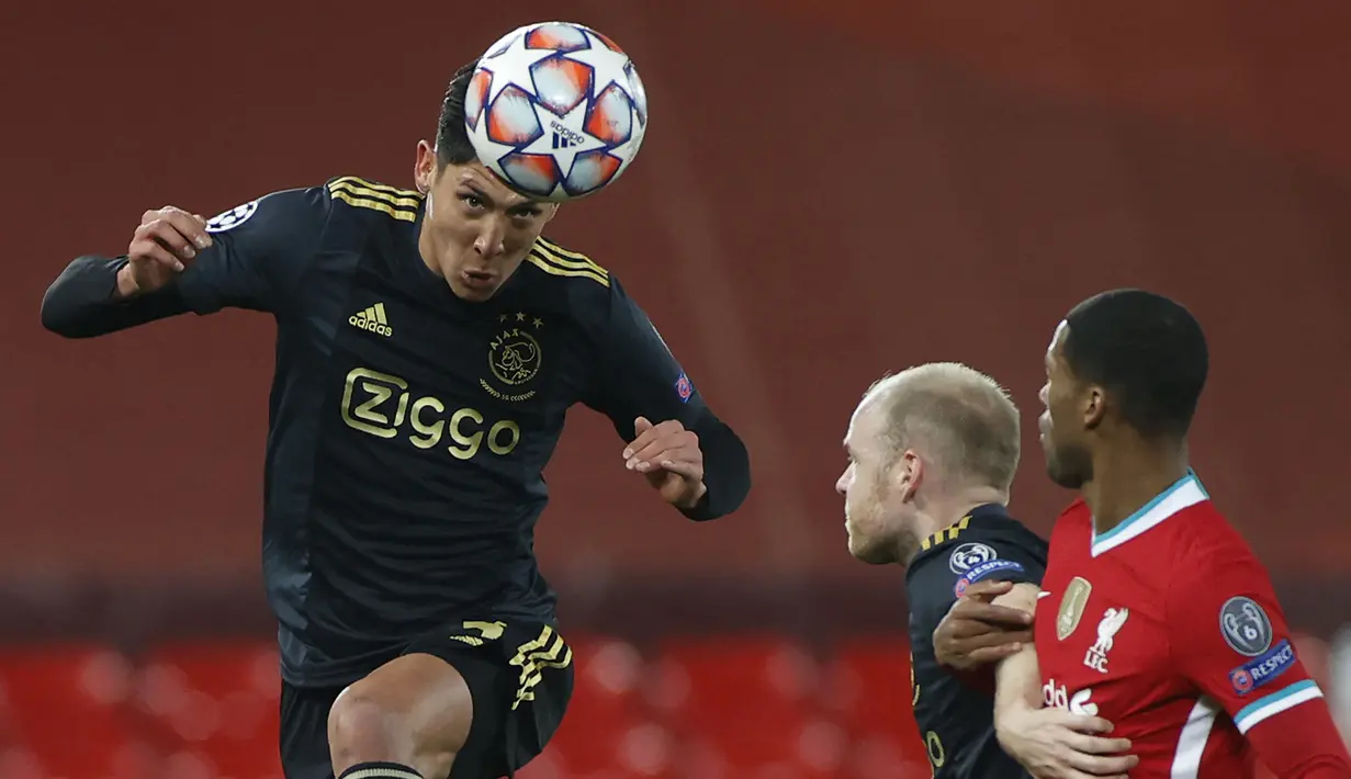 Edson Alvarez. Gelandang Meksiko berusia 24 tahun ini didatangkan Erik Ten Hag dari Club America pada awal musim 2019/2020 dengan nilai transfer 15 juta euro. Hingga kini ia telah tampil dalam 98 laga untuk Ajax Amsterdam dengan torehan 6 gol dan 3 assist. (AFP/Pool/Phil Noble)