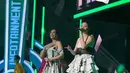 Membawakan lagu hits, Syifa Hadju dan Aaliyah Massaid tampil kembar dengan dress bermotif mirip koran [@sctv]