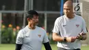 Pelatih Timnas Indonesia U-22, Indra Sjafri, berbincang dengan para staf saat latihan di Lapangan ABC, Senayan, Jakarta, Jumat (11/1). Latihan sekaligus seleksi pemain ini untuk persiapan turnamen Piala AFF U-22. (Bola.com/M Iqbal Ichsan)