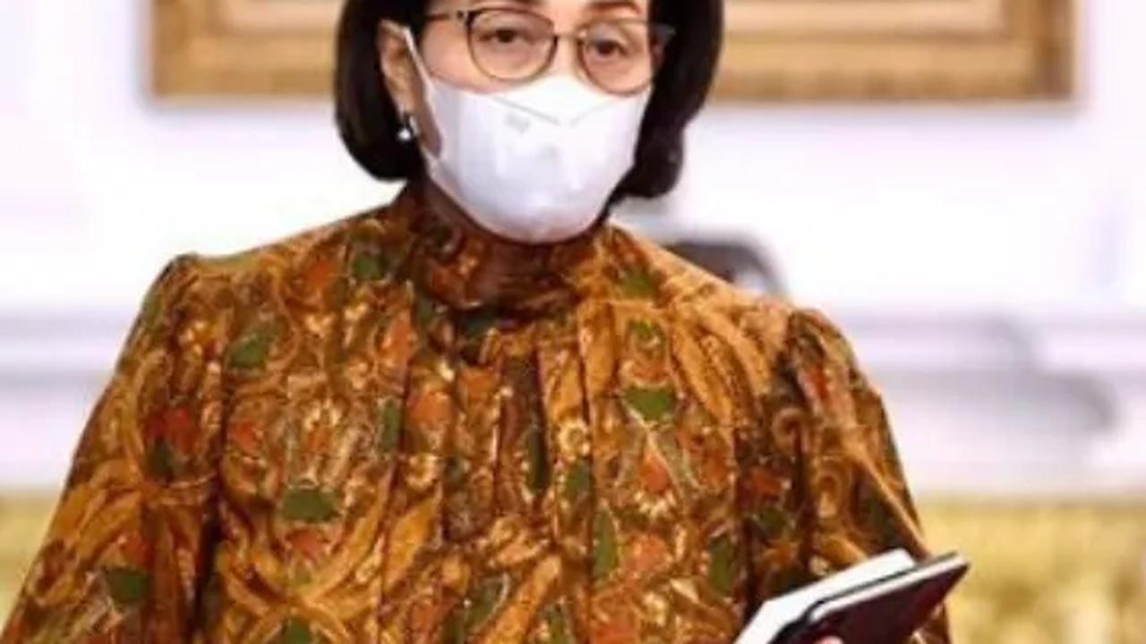 "Ini mengharukan Bapak (Jokowi) karena waktu dia wisuda bapaknya mengantar dengan mengayuh becaknya, luar biasa," ucap Sri Mulyani dengan suara gemetar.