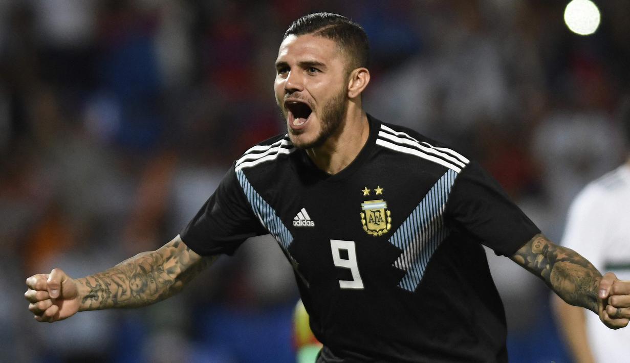 Mauro Icardi. Striker Argentina berusia 29 tahun yang sejak awal musim 2020/2021 berseragam PSG ini sejatinya memiliki 3 opsi untuk memperkuat timnas, yaitu Argentina, Italia dan Spanyol. Argentina merupakan tempat kelahirannya, sementara Italia merupakan garis keturunan keluarganya dan Spanyol merupakan tempat ia lama menetap. Ia sempat mendapat tawaran untuk bermain bersama Timnas Italia U-21 yang akhirnya ditolaknya. Pada 16 Oktober 2013 ia akhirnya melakukan debut bersama Timnas Argentina dan total mengoleksi 8 caps dengan torehan 1 gol dan 1 assist dan telah memutuskan pensiun dari timnas pada 2019. (AFP/Andres Larrovere)