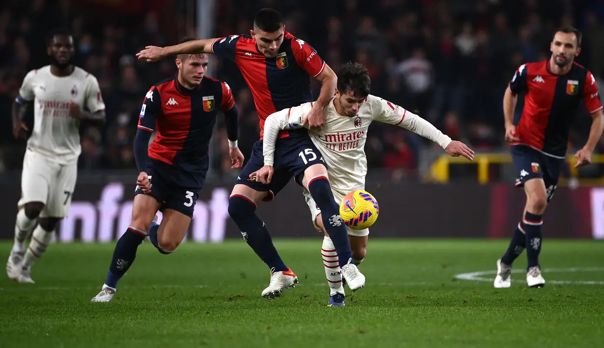 Bek Genoa, Johan Vazquez berusaha merebut bola dari gelandang AC Milan Brahim Diaz pada pertandingan lanjutan Liga Serie A Italia di stadion Genoa Luigi Ferraris, Italia, Kamis (2/11/2021). AC Milan menang atas Genoa 3-0. (AFP/Marco Bertorello)