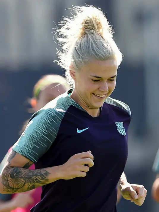 Bek Barcelona Maria Leon melakukan pemanasan selama latihan di Joan Gamper Sports City, Barcelona (15/5/2019). Bagi tim wanita Barcelona, ini kali pertama mereka tembus ke babak final Liga Champions Eropa wanita dan menjadi tim wanita asal Spanyol pertama yang lolos ke final. (AFP Photo/Josep Lago)