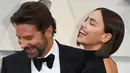 Aktor Bradley Cooper dan pasangannya, Irina Shayk  menghadiri perhelatan Oscar 2019 di Dolby Theatre, Los Angeles, Minggu (24/2). Bradley Cooper begitu mesra dengan Irina yang terlihat sangat cantik menawan di acara tersebut. (Mark RALSTON / AFP)