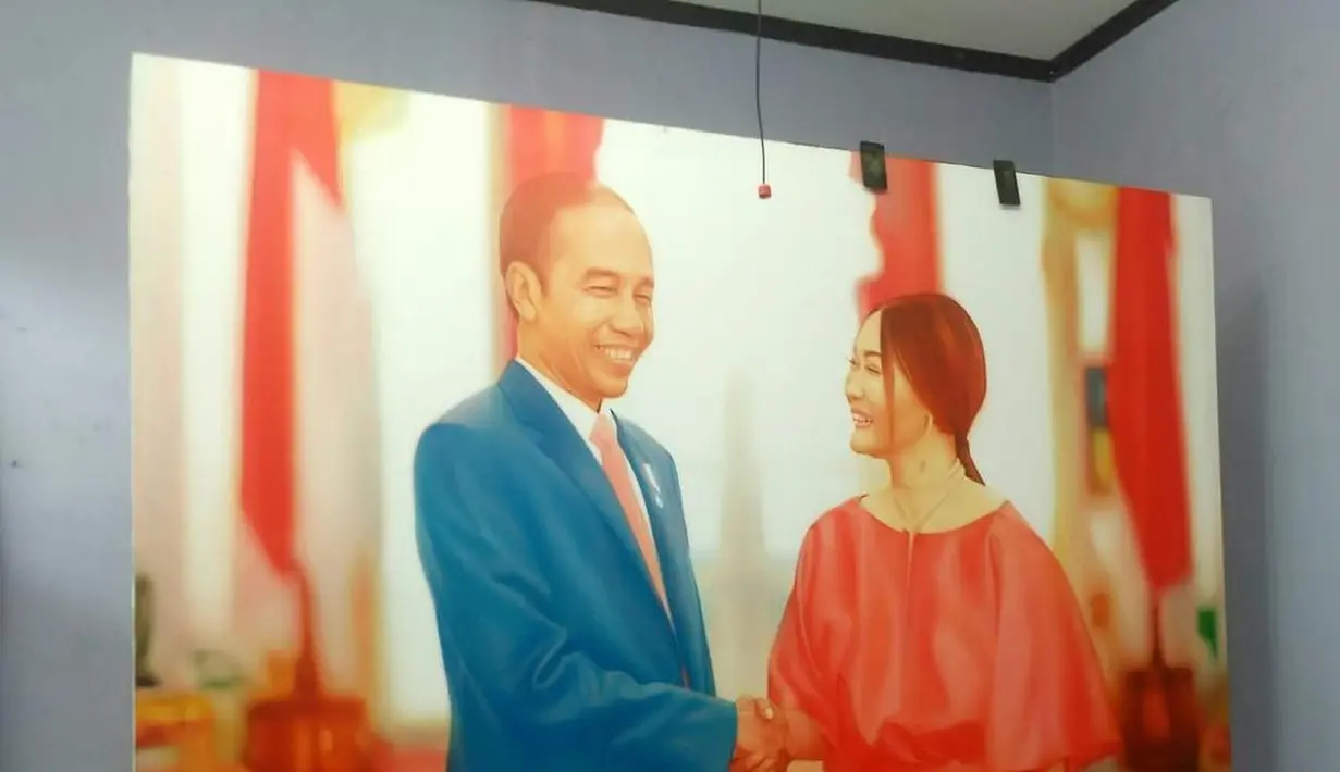 Inul Daratista salah satu artis yang sangat mengidolakan presiden yang dikenal sangat merakyat tersebut. Bahkan, saat foto salaman dengan Jokowi, Inul dokumentasikan dalam kanvas yang panjangnya hampir dua meter. (Instagram/inul.d)