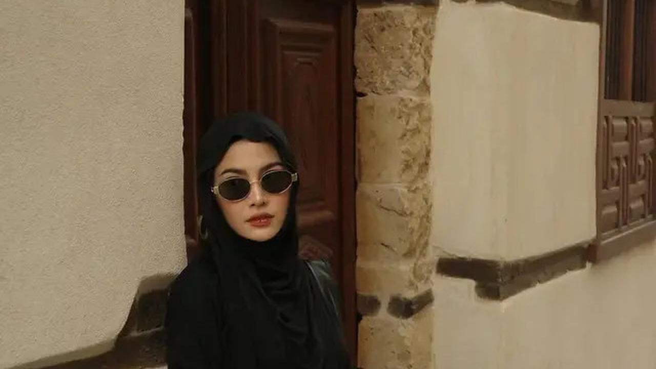 7 Potret Mahalini dengan Hijab Meleyot, Inspirasi Gaya Kerudung 2025 yang Stylish
