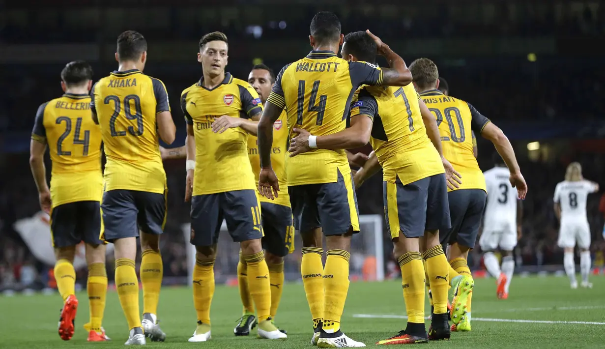 Para pemain Arsenal, merayakan gol  Theo Walcott saat melawan FC Basel pada laga grup A Liga Champions di Emirates stadium, London, Kamis (29/9/2016)dini hari WIB. Arsenal menang 2-0. (AP/Alastair Grant)