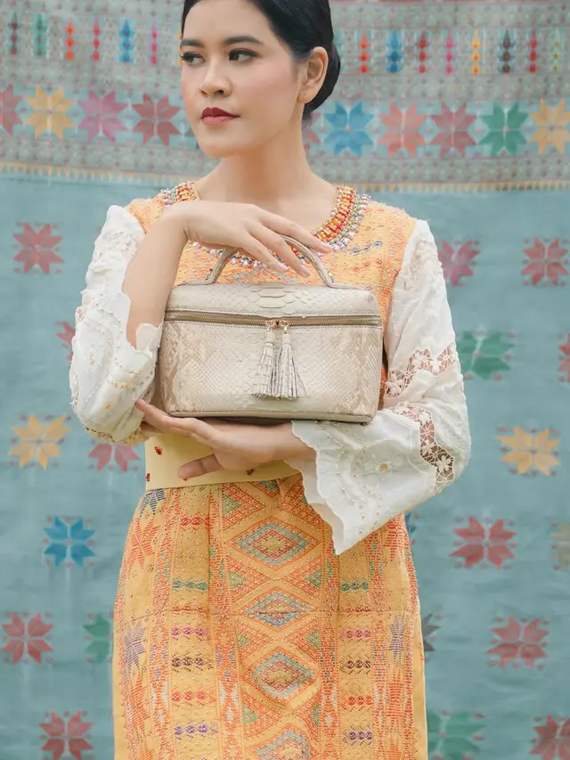 Pesona Kahiyang Ayu Jadi Model untuk Promosikan Kerajinan Daerah Sumut. [@ayanggkahiyang]