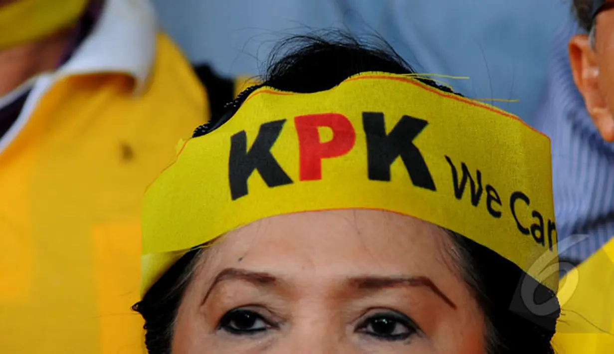 Keluarga besar UI memakai ikat kepala berwarna kuning saat aksi di depan KPK, Jakarta, Rabu (18/2/2015) Kedatangan keluarga besar UI sebagai bentuk dukungan kepada KPK (Liputan6.com/Faisal R Syam)