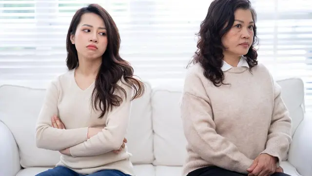 Seorang ibu dan anaknya sedang saling bertolak belakang (Foto Dok: Freepik/timeimage)