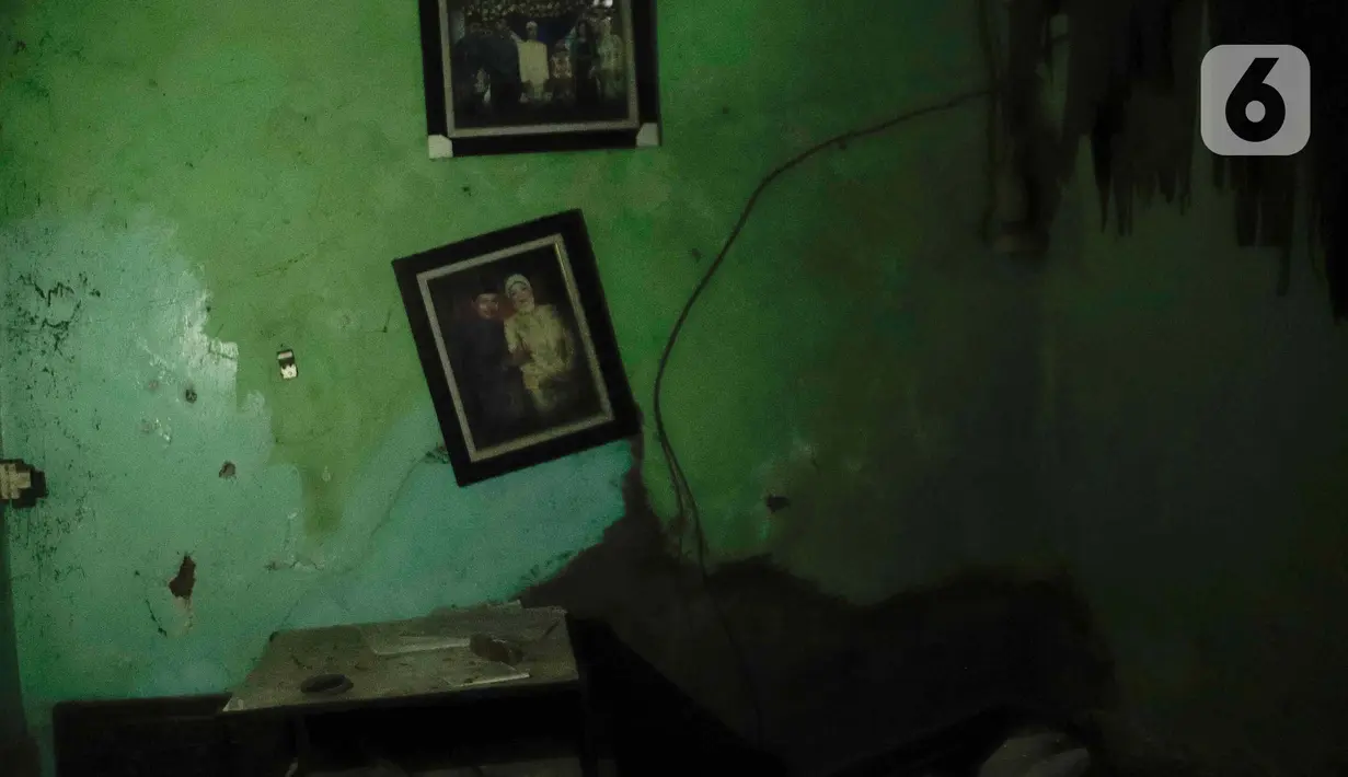 Akses keluar masuk warga menuju rumah tersebut sudah tertutup total, satu-satunya akses yakni melalui selokan air. (Liputan6.com/Herman Zakharia)