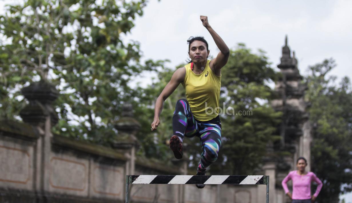 Atlet atletik Indonesia, Maria Londa, melakukan lompatan saat latihan jelang SEA Games 2017 di Lapangan umum Mengwi, Bali, Minggu (10/7/2017). (Bola.com/Vitalis Yogi Trisna)