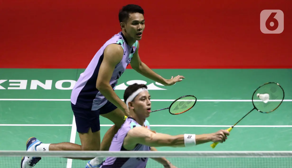 Fajar/Rian awali gim pertama dengan ambil kendali.  Fajar/Rian mampu memimpin 9-3, lalu 11-8 saat interval. Dan menangi gim pertama 21-14. (Liputan6.com/Helmi Fithriansyah)