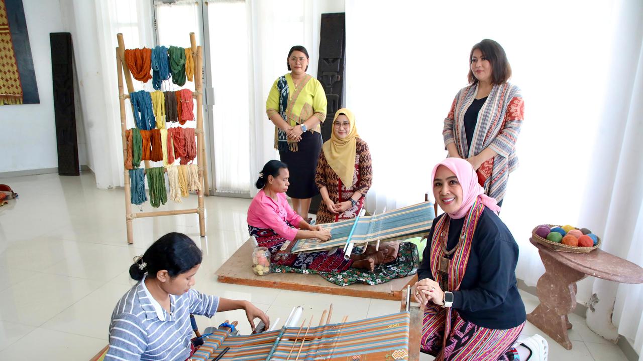 Ketua Harian Dekranas Dorong Penguatan Pemasaran dan Kreativitas Tenun di  Belu