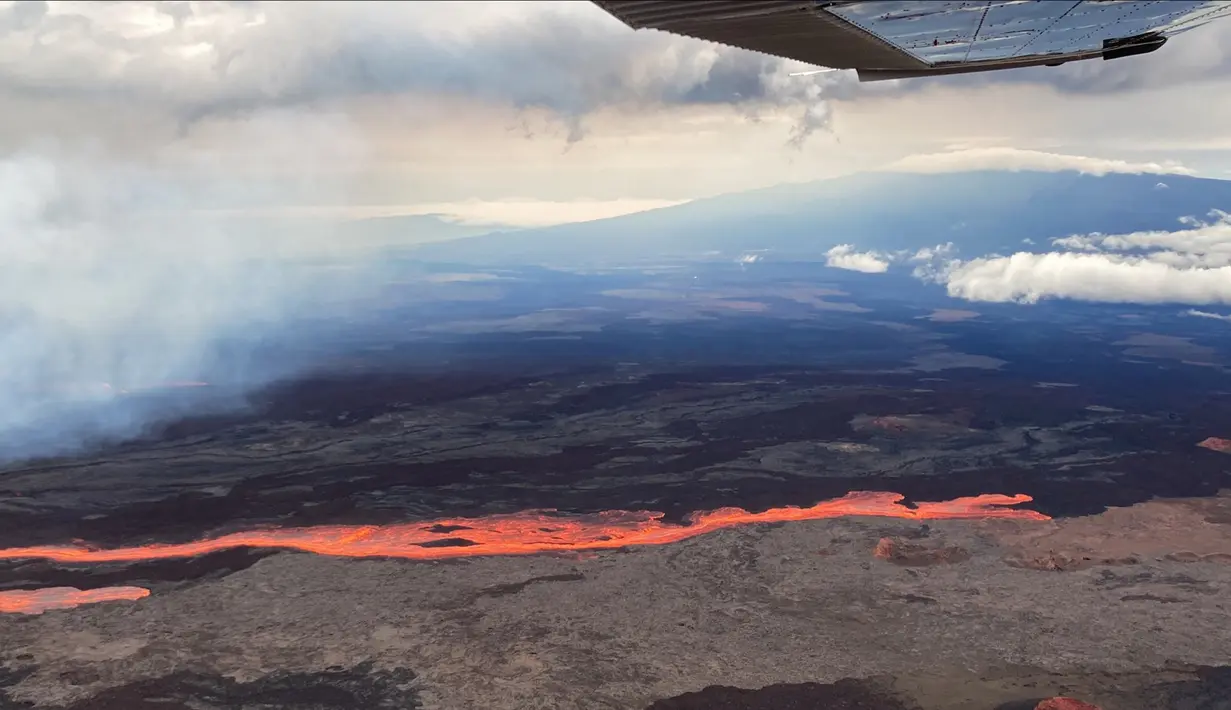 Foto udara menunjukkan gunung berapi Mauna Loa terlihat meletus dari lubang di Zona Rift Timur Laut di Pulau Besar Hawaii, Senin, 28 November 2022. Mauna Loa di Hawaii, gunung berapi aktif terbesar di dunia, mulai memuntahkan abu dan puing-puing dari puncaknya, mendorong pejabat pertahanan sipil untuk memperingatkan penduduk pada hari Senin untuk bersiap jika letusan menyebabkan lahar mengalir ke masyarakat. (U.S. Geological Survey via AP)