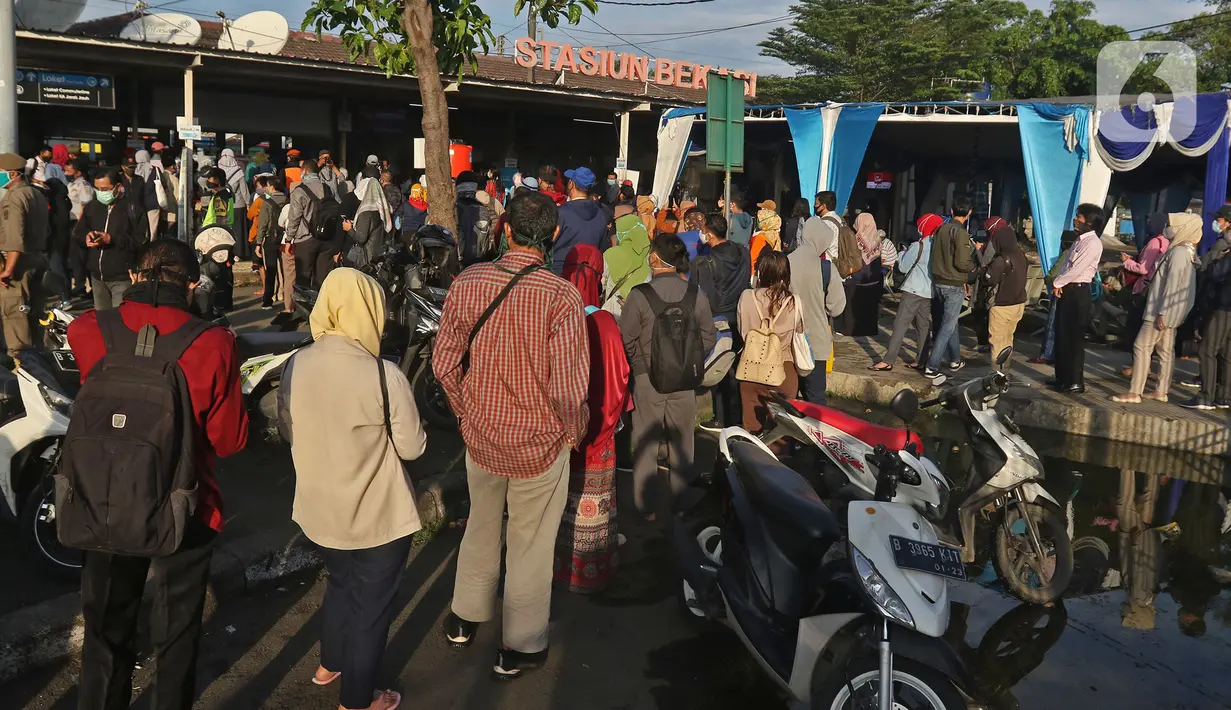 Calon penumpang KRL Commuter Line mengenakan masker antre memasuki Stasiun Bekasi, Selasa (5/5/2020). Pihak Stasiun Bekasi menerapkan jaga jarak antar penumpang, membatasi jumlah penumpang hingga 50% dan membatasi jam operasional dari pukul 06.00 hingga 18.00. (Liputan6.com/Herman Zakharia)