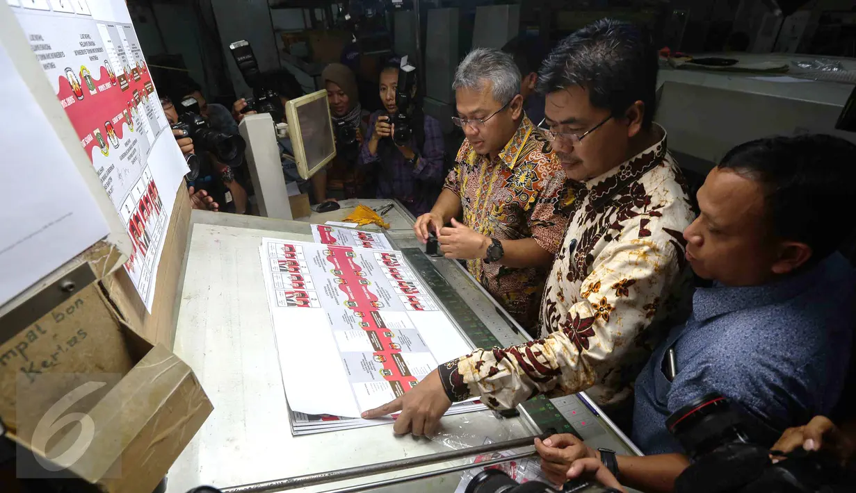 Ketua KPU Juri Ardiantoro mengecek kesesuaian ukuran surat suara pilkada wilayah Banten di percetakan PT Dian Rakyat, Pulo Gadung, Jakarta, Rabu (22/1). Sebanyak 7,9 juta kertas suara Pilkada Banten 2017 mulai dicetak hari ini (Liputan6.com/Faizal Fanani)