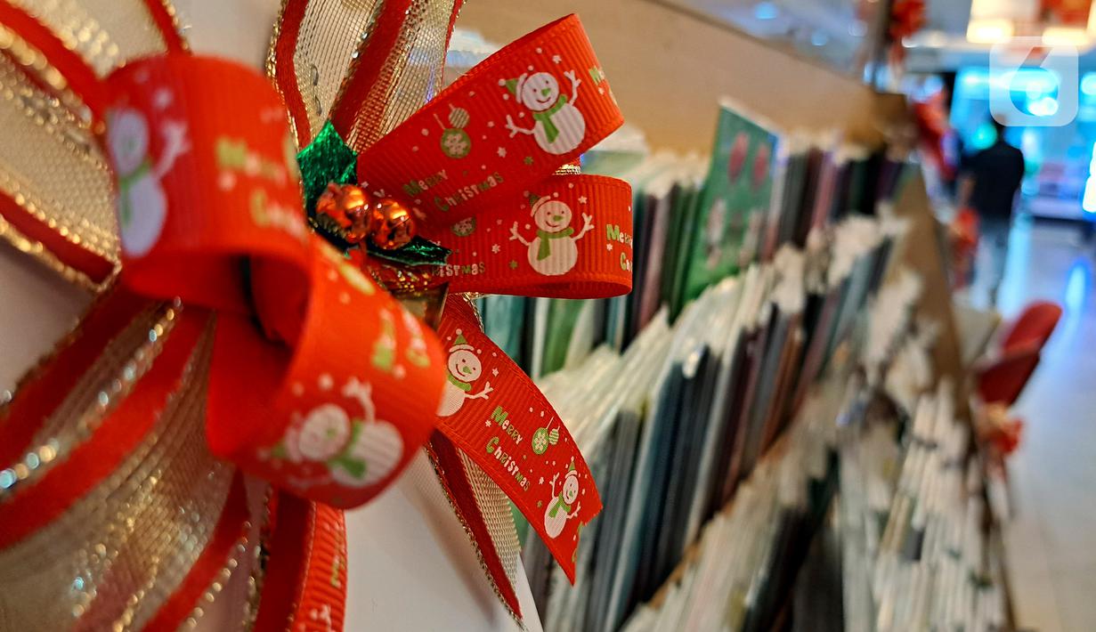 Pernak-pernik Natal dijual di salah satu toko di Pasar Baru, Jakarta, Selasa (13/12/2022). Dua pekan jelang perayaan Natal, penjualan pernak-pernik mulai terlihat di sejumlah toko di Jakarta, diskon bahkan diberikan untuk menarik perhatian pembeli seperti yang dilakukan toko di kawasan Pasar Baru ini. (Liputan6.com/Johan Tallo)