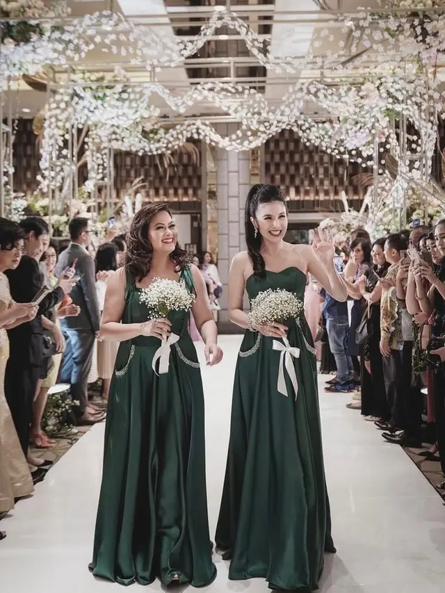 7 Inspirasi Model Baju Bridesmaid Satin Terbaru dari Amanda Khairunnisa hingga Tara Basro